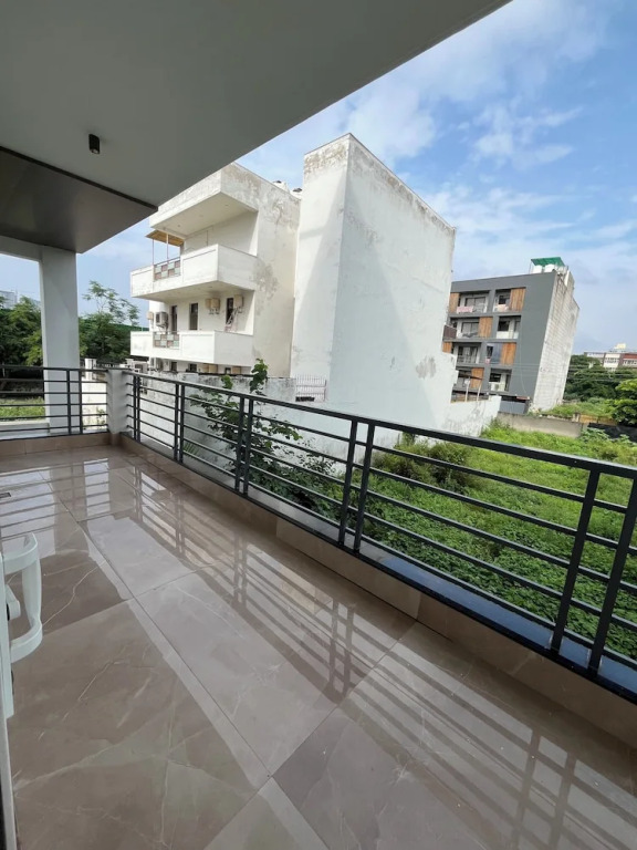 Гуруграм: Casa Feliz Golf Course Road