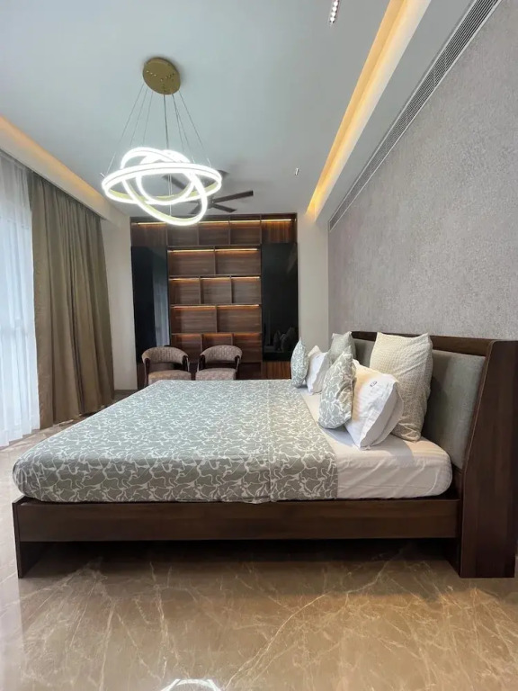 Гуруграм: Casa Feliz Golf Course Road