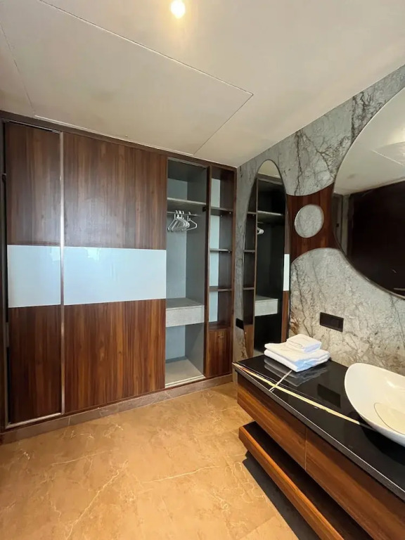 Гуруграм: Casa Feliz Golf Course Road