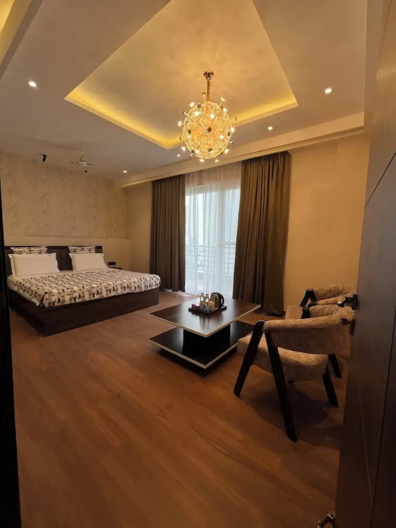 Гуруграм: Casa Feliz Golf Course Road