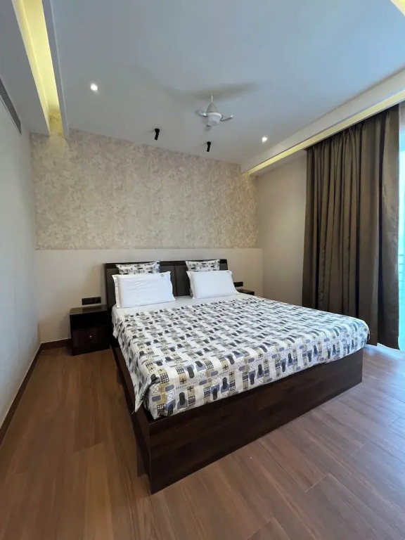 Гуруграм: Casa Feliz Golf Course Road