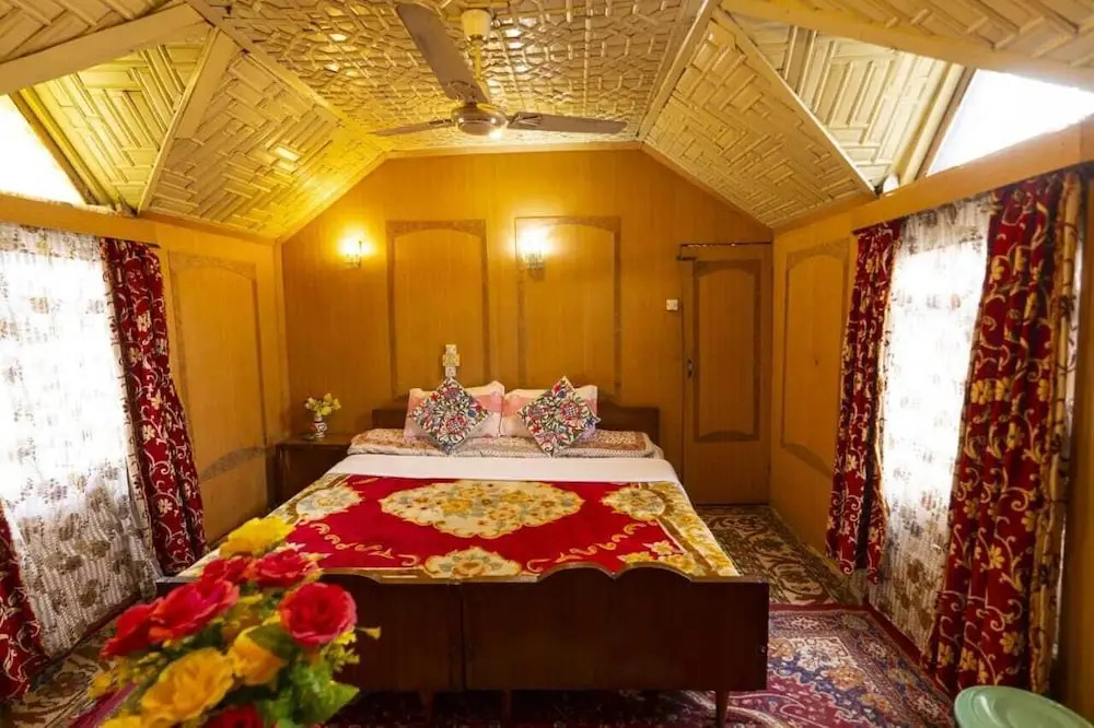 Шринагар: N Mumbai Group Of House Boat
