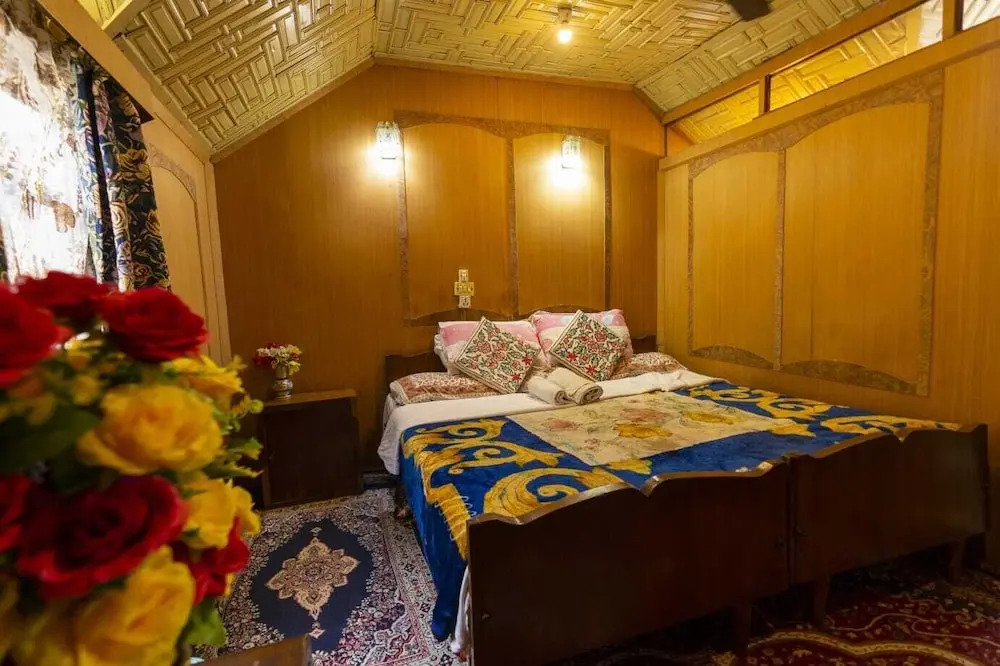 Шринагар: N Mumbai Group Of House Boat