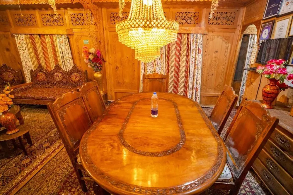 Шринагар: N Mumbai Group Of House Boat