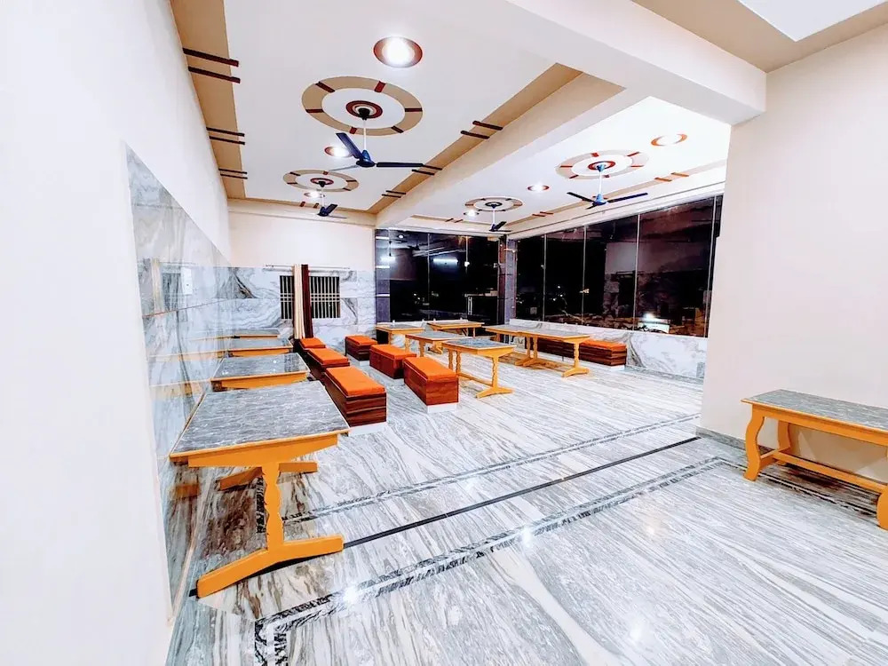 Айодхья: Hotel Shree Venkatesh Nilayam