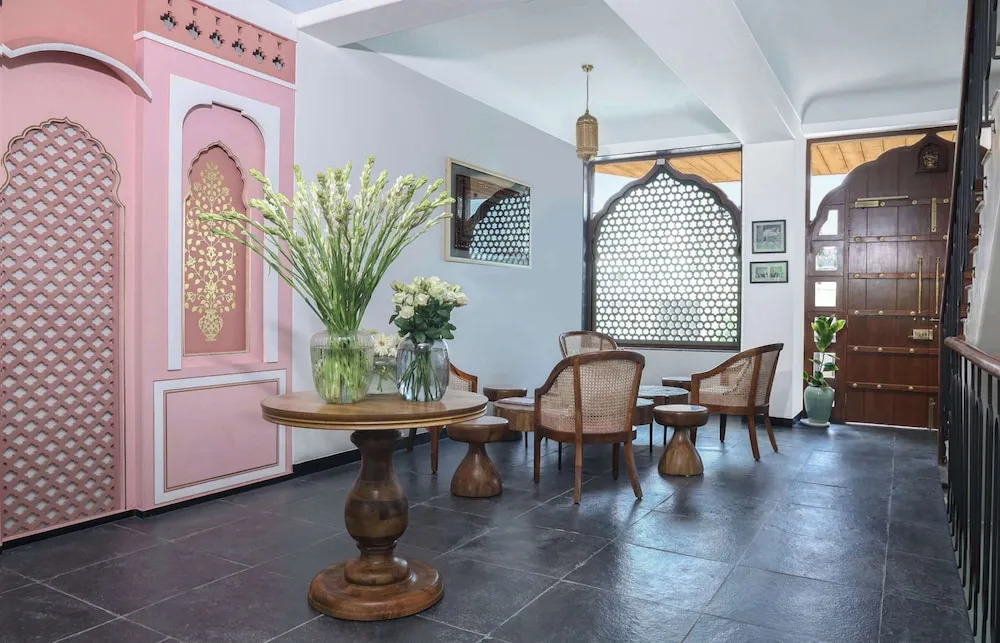 Амбер: Artisav House