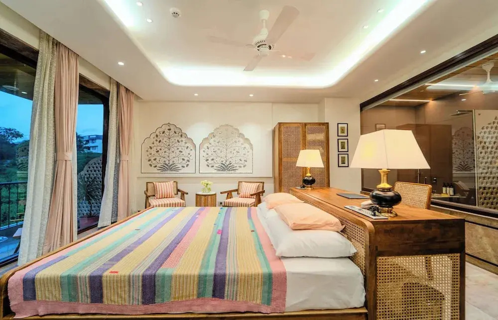 Амбер: Artisav House