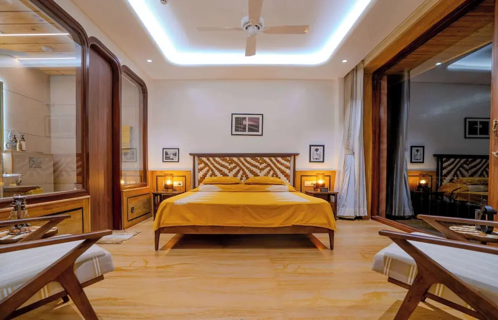 Амбер: Artisav House