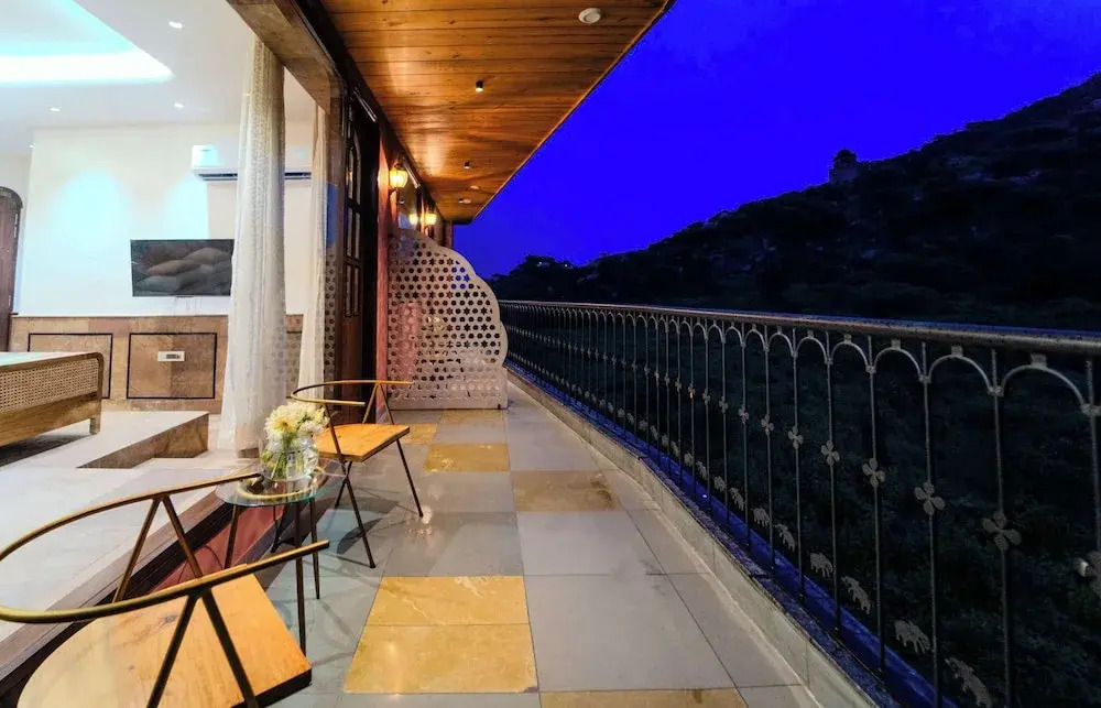Амбер: Artisav House