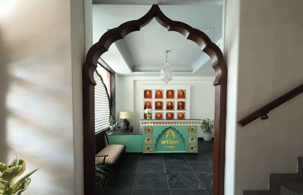 Амбер: Artisav House
