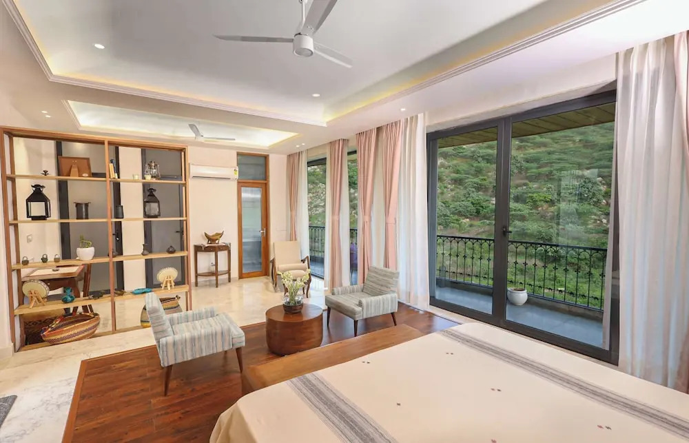 Амбер: Artisav House