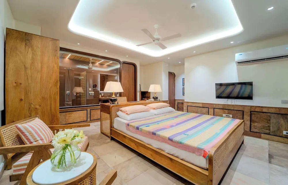 Амбер: Artisav House