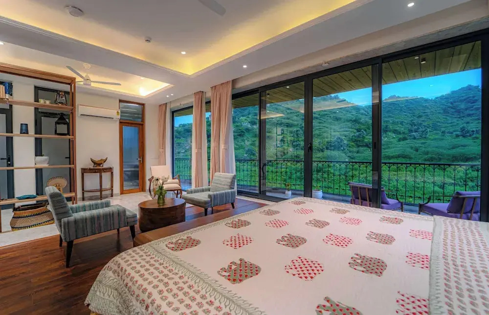 Амбер: Artisav House