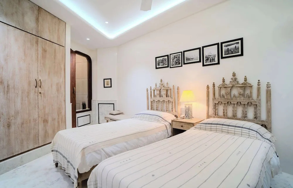 Амбер: Artisav House