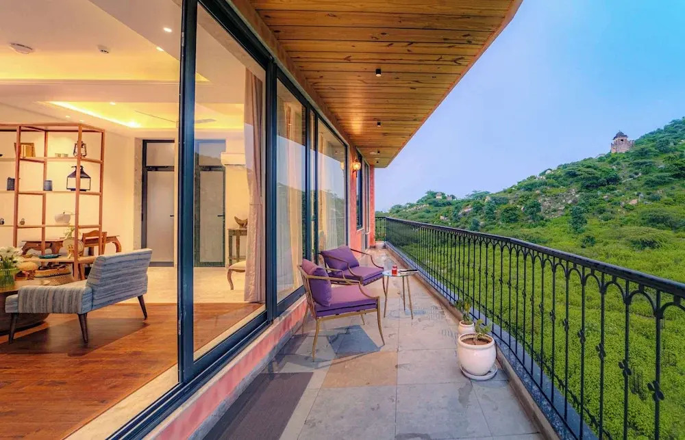 Амбер: Artisav House