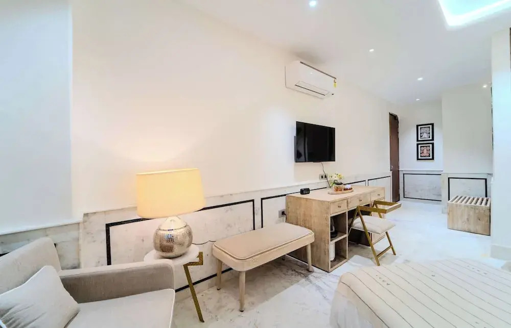 Амбер: Artisav House