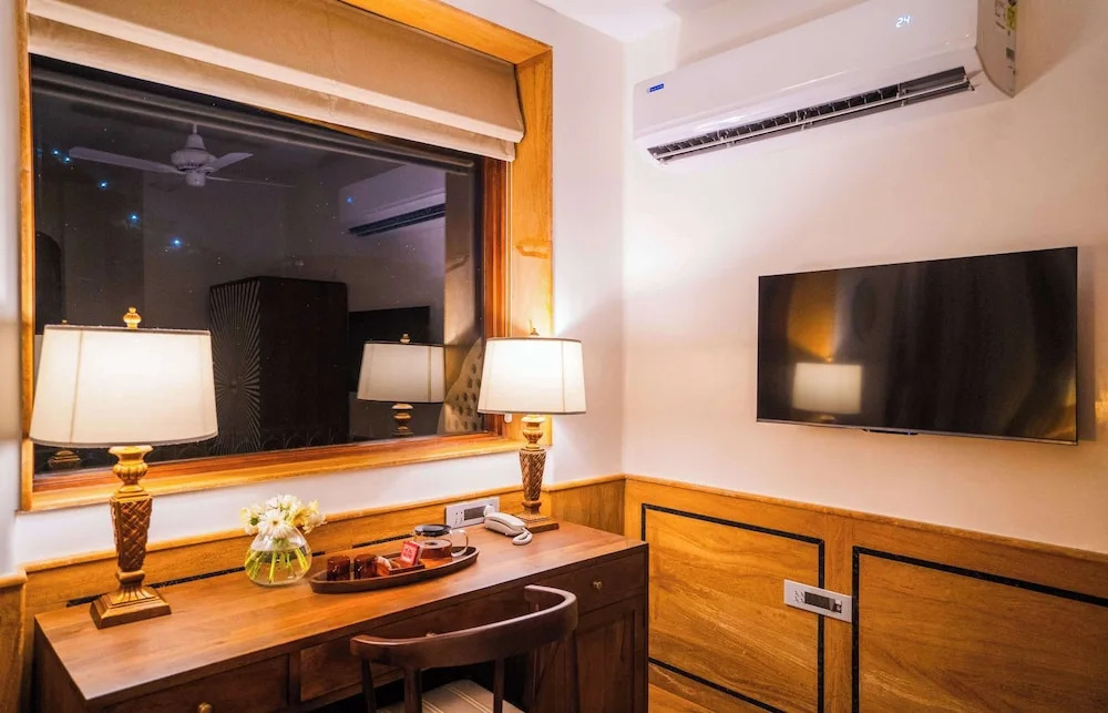 Амбер: Artisav House