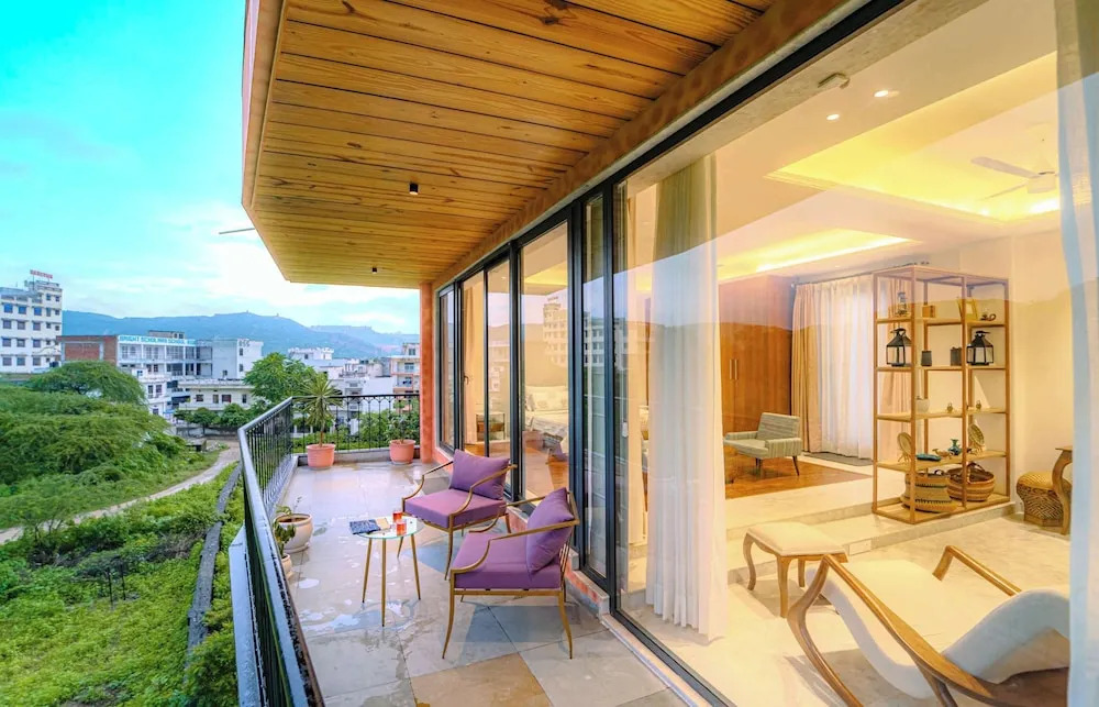 Амбер: Artisav House