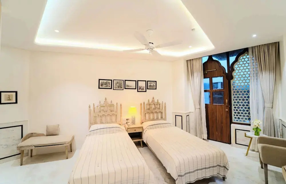 Амбер: Artisav House