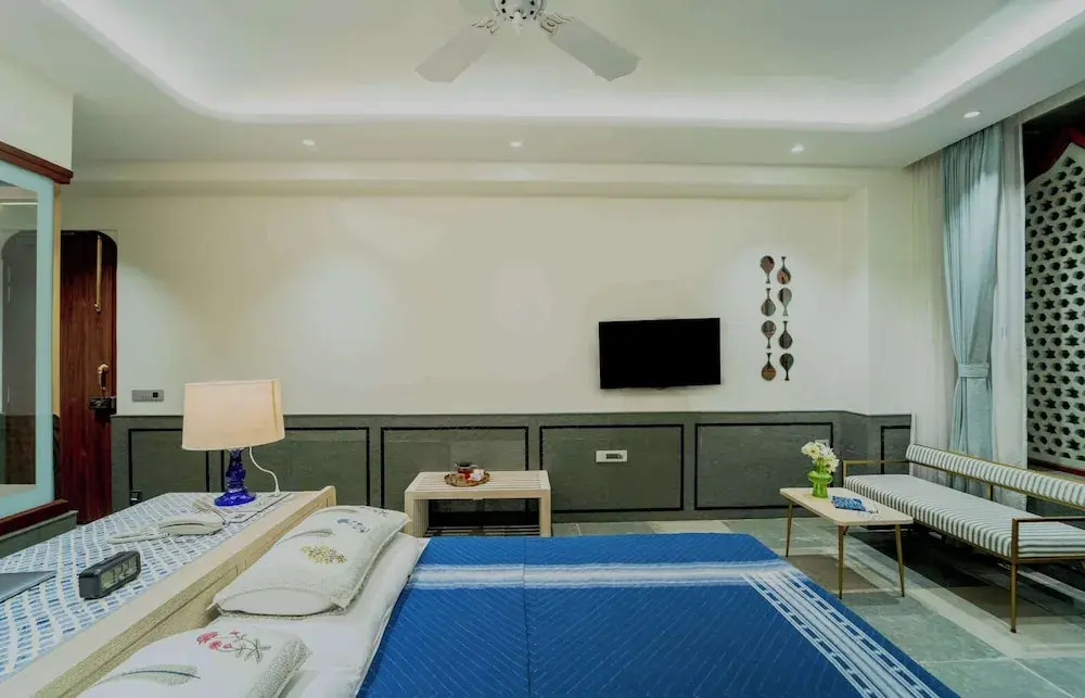 Амбер: Artisav House
