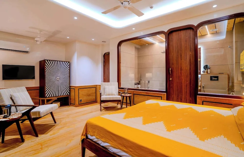Амбер: Artisav House