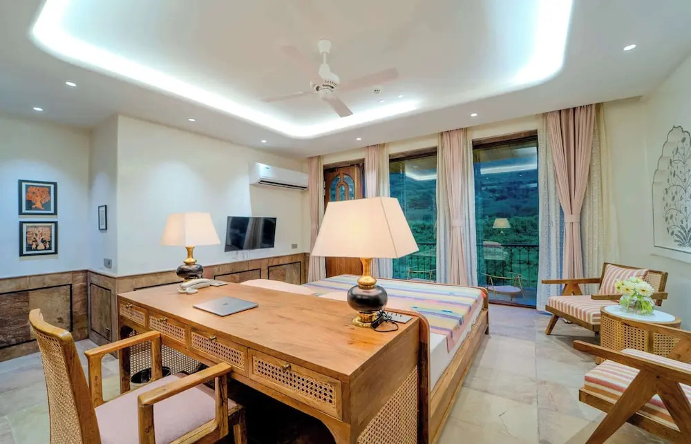 Амбер: Artisav House