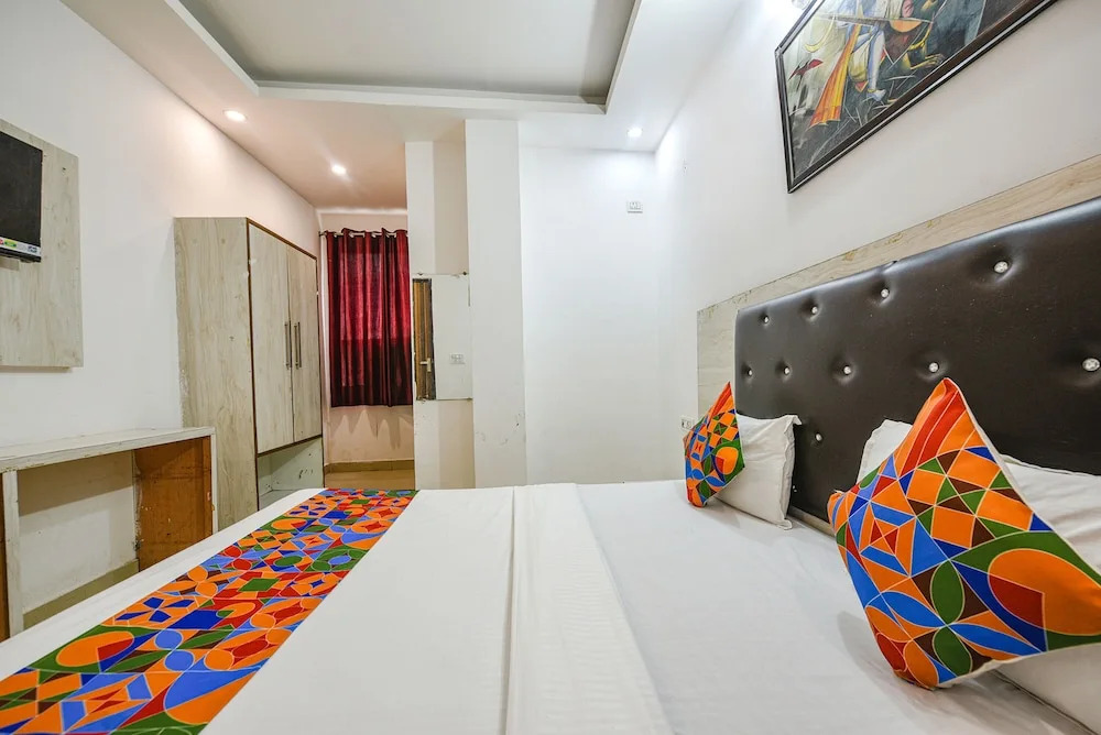 Нойда: Fabhotel Glorify