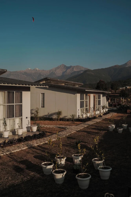 Бир: Bir Valley Retreat