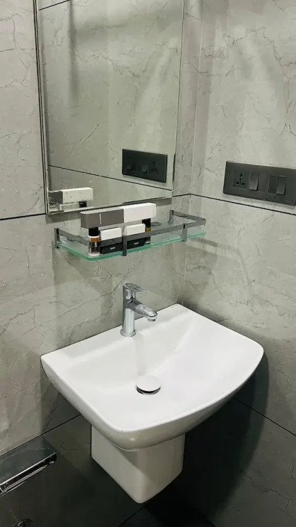 Вайпин: The Lotaz Hotel