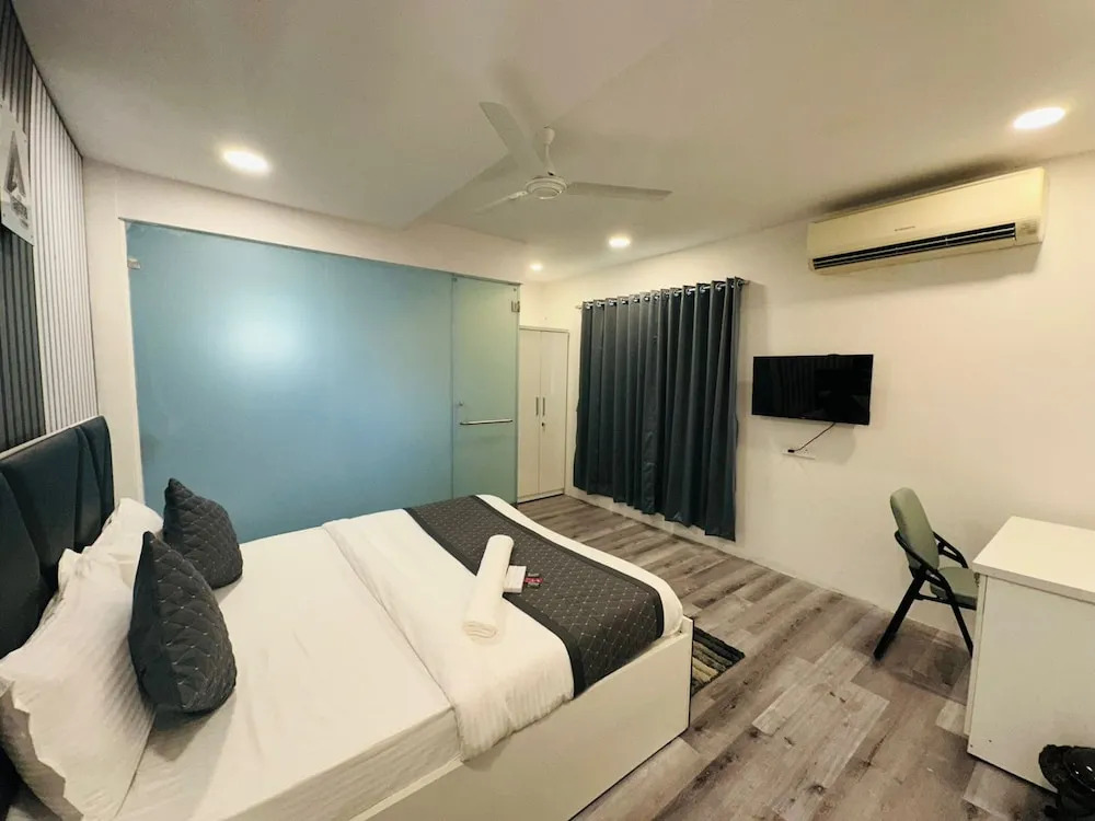 Мумбаи: Astha Kandivali Service Apt
