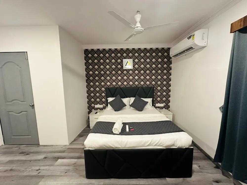 Мумбаи: Astha Kandivali Service Apt