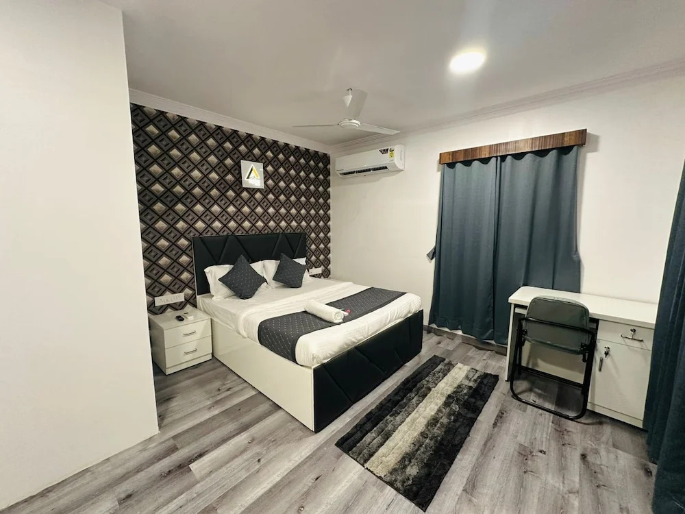 Мумбаи: Astha Kandivali Service Apt