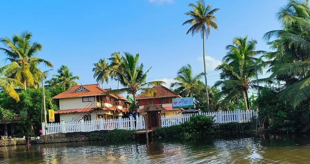 Кумараком: Lake Tree Homes and Resorts