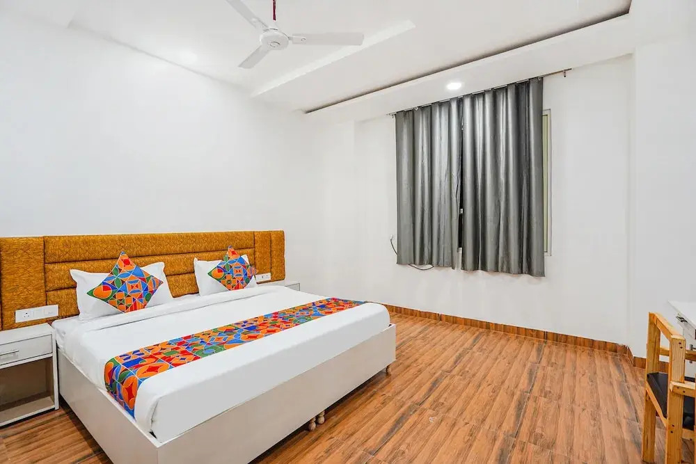 Нойда: Fabhotel Wamson