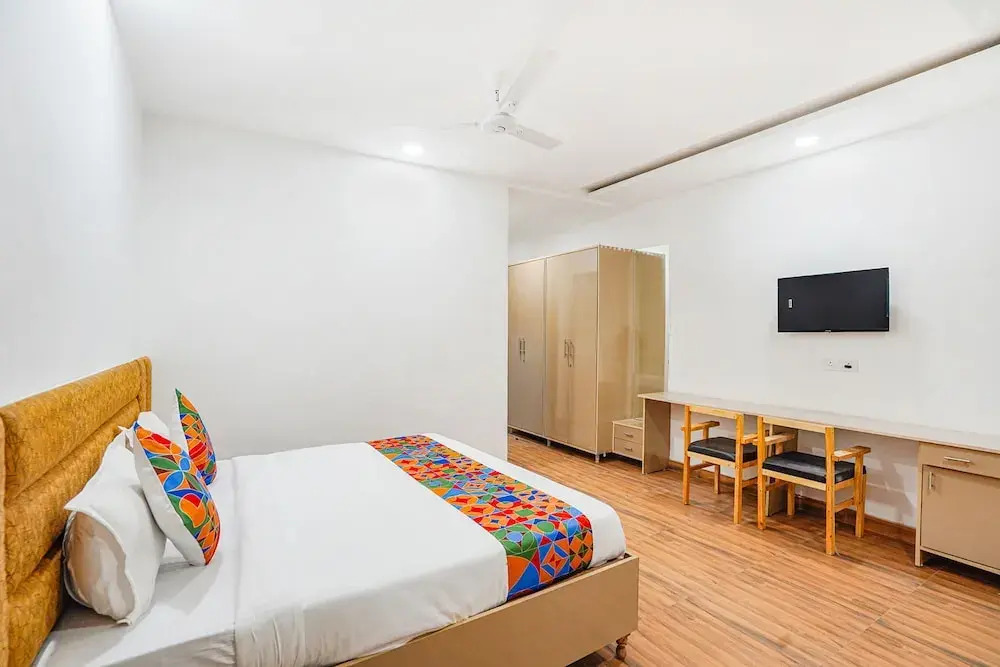 Нойда: Fabhotel Wamson