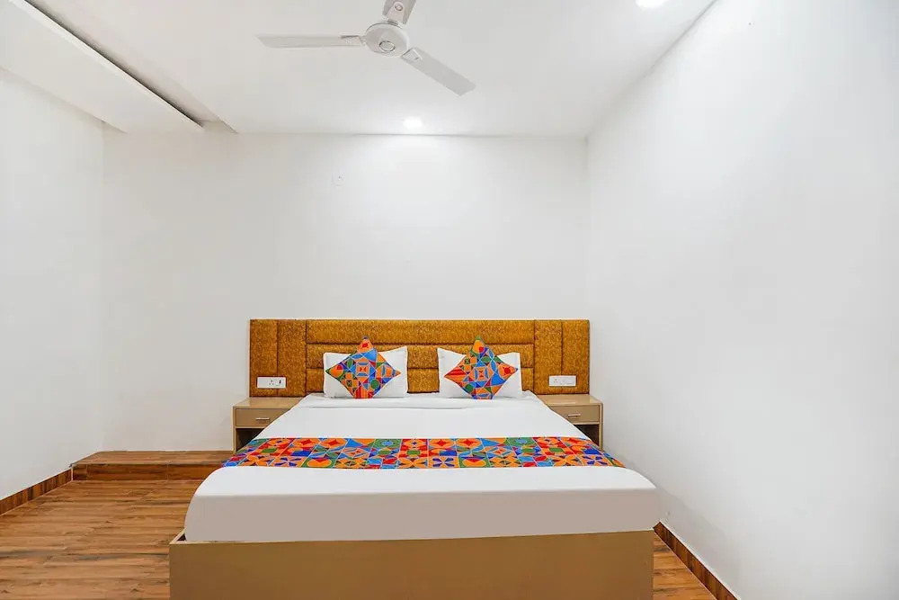 Нойда: Fabhotel Wamson