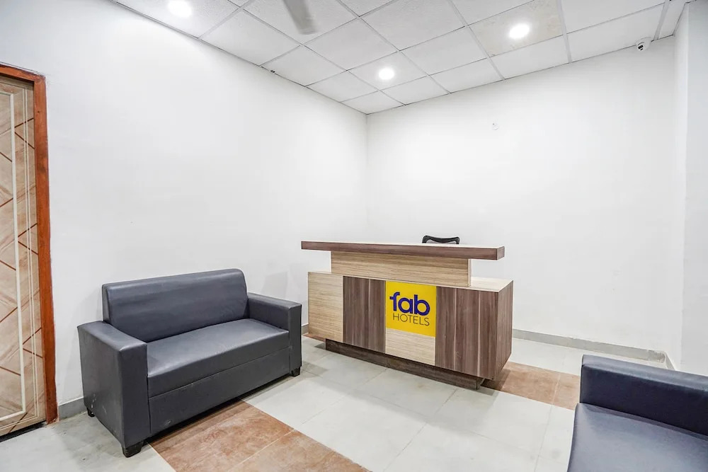 Нойда: Fabhotel Wamson