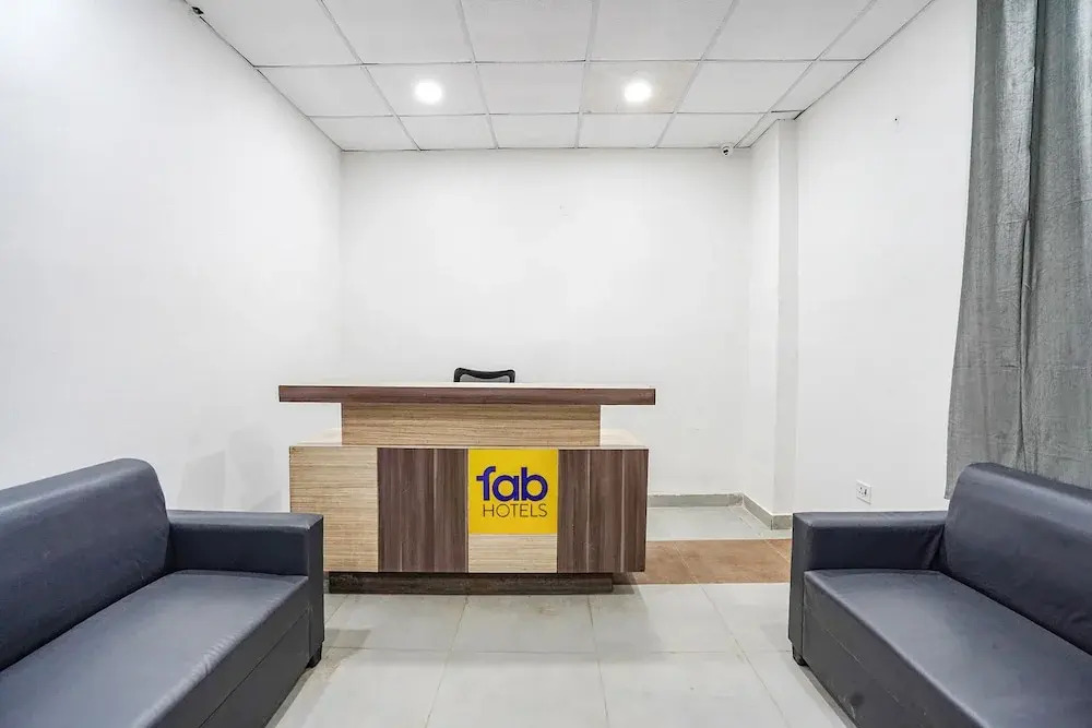 Нойда: Fabhotel Wamson