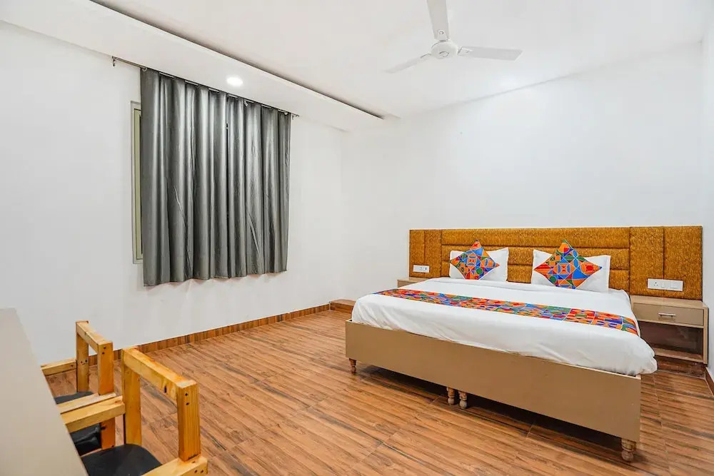 Нойда: Fabhotel Wamson