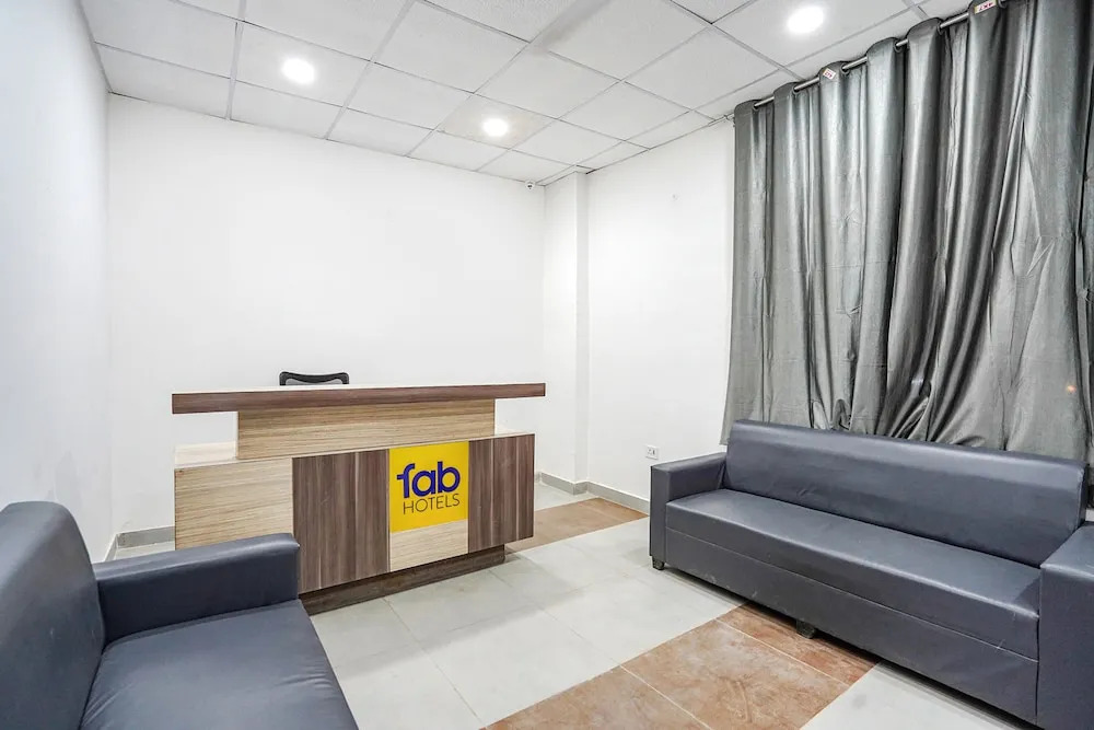 Нойда: Fabhotel Wamson