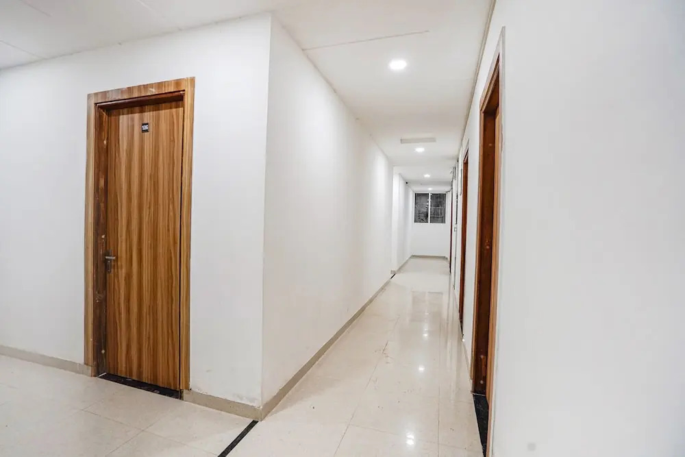 Нойда: Fabhotel Wamson