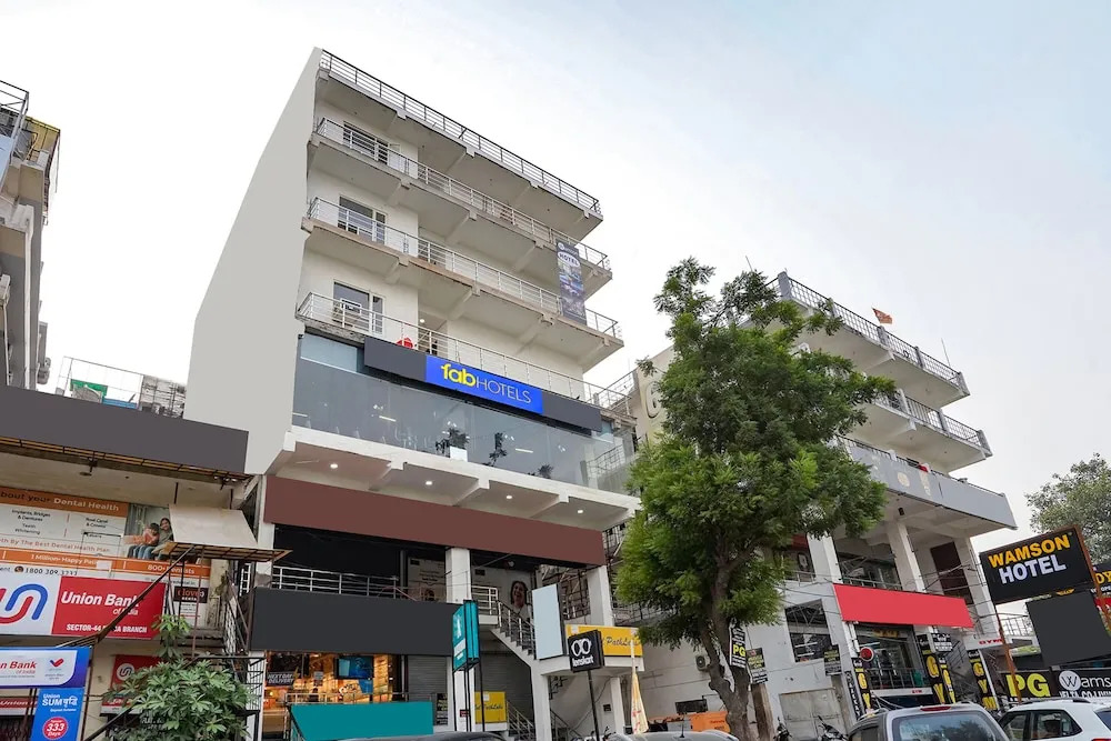 Нойда: Fabhotel Wamson