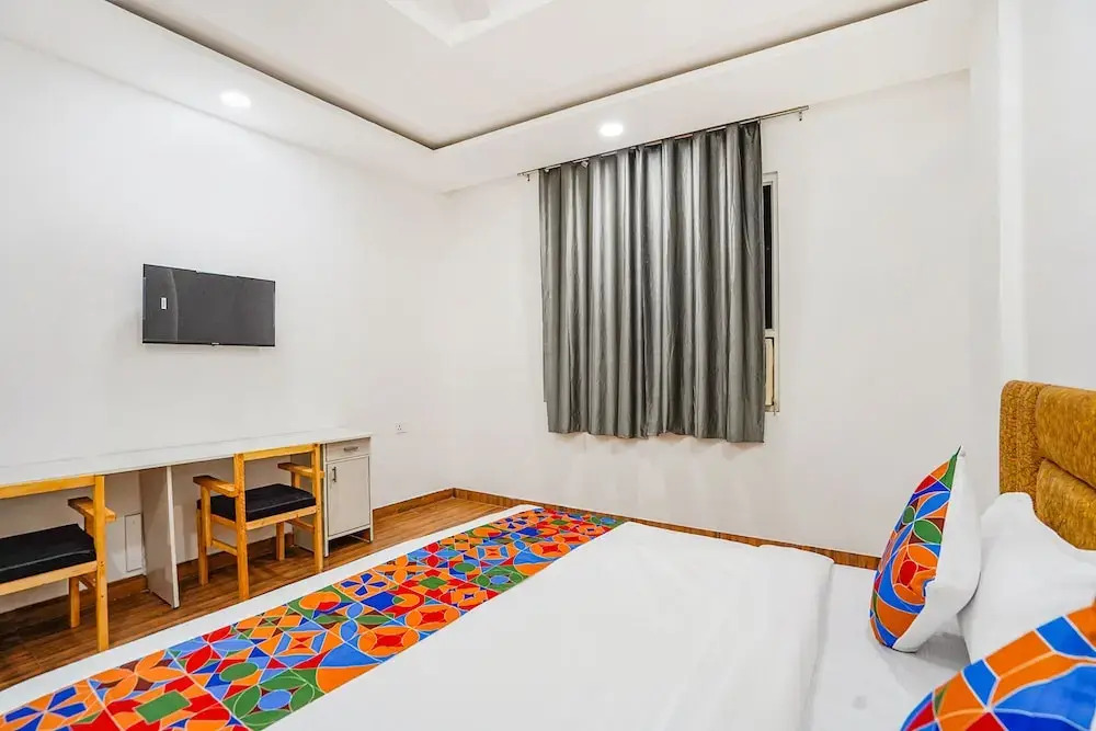 Нойда: Fabhotel Wamson