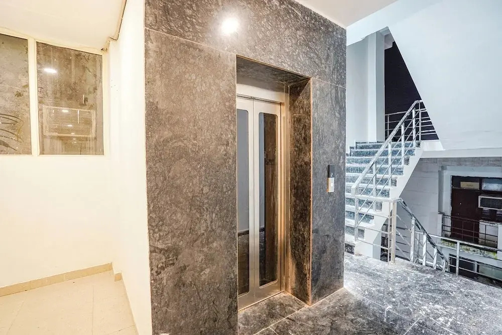 Нойда: Fabhotel Wamson