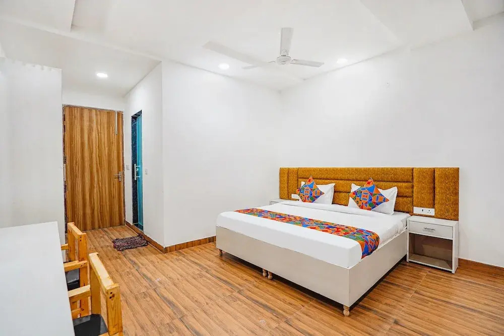 Нойда: Fabhotel Wamson
