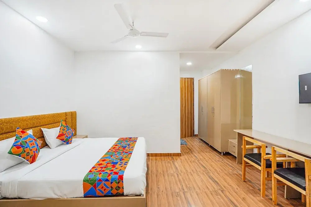 Нойда: Fabhotel Wamson