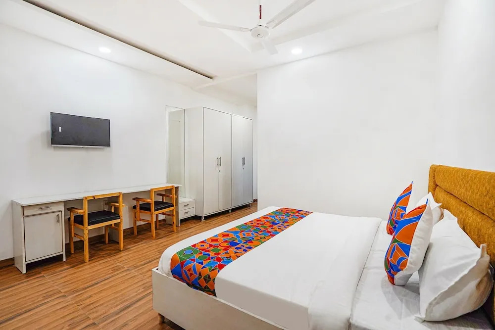 Нойда: Fabhotel Wamson