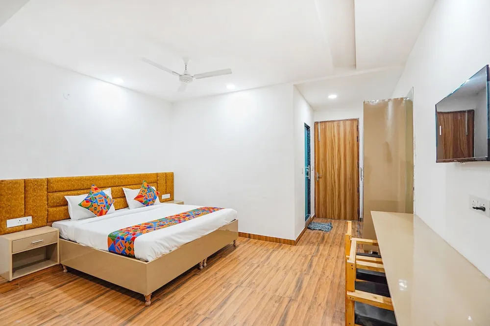 Нойда: Fabhotel Wamson
