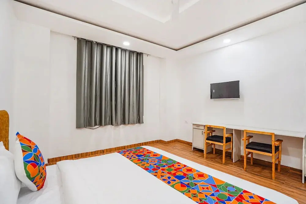 Нойда: Fabhotel Wamson