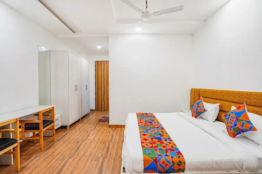 Нойда: Fabhotel Wamson